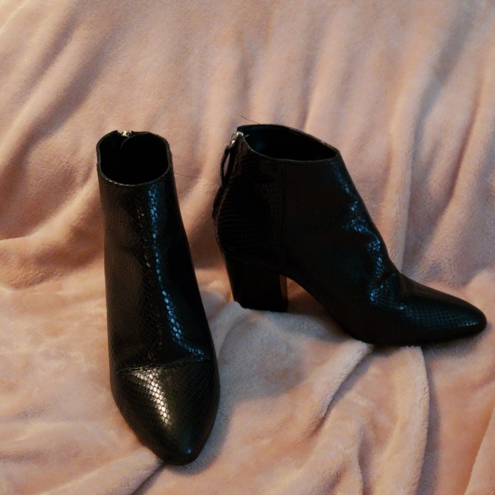 So chic black snakeskin print booties